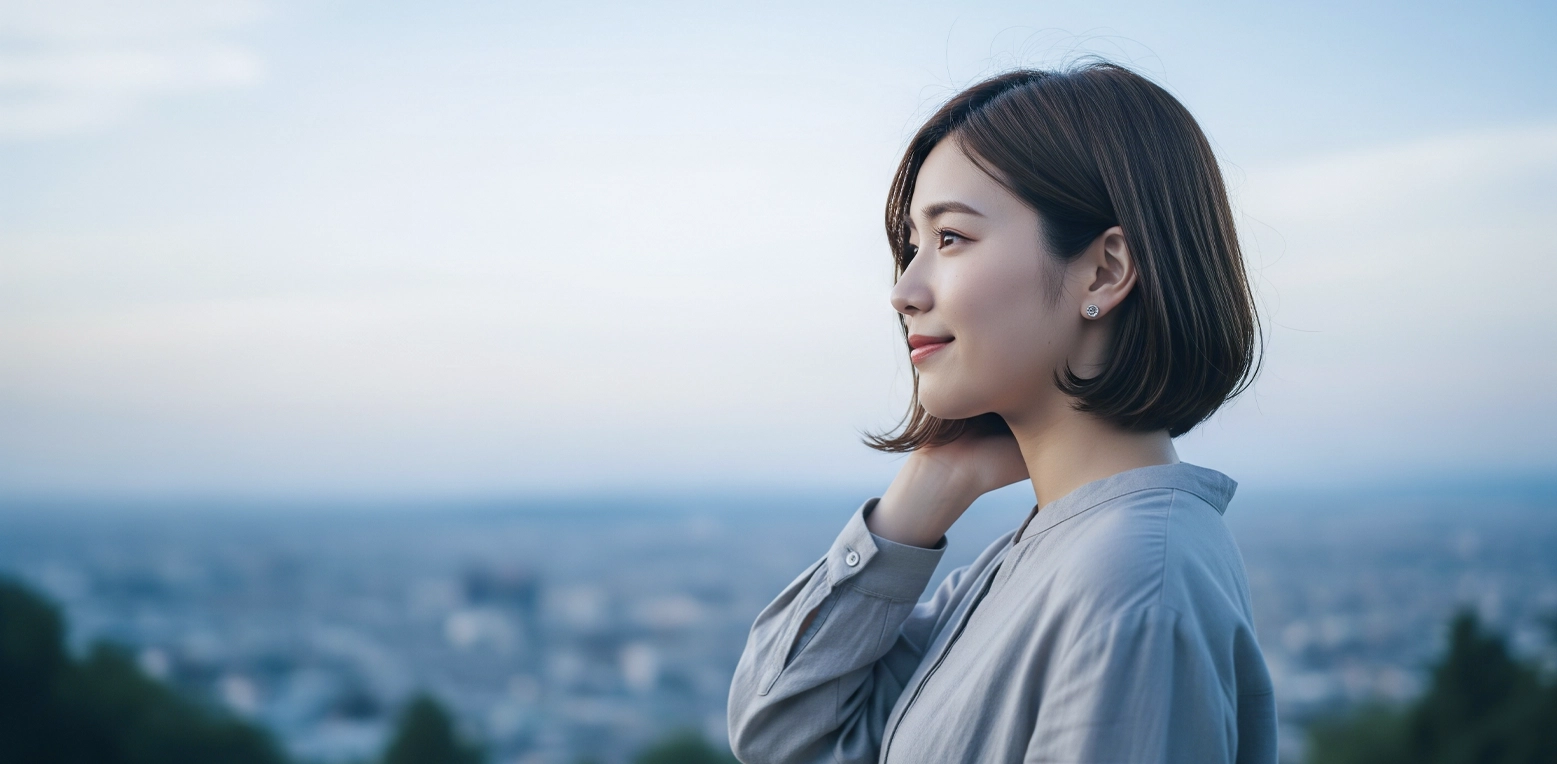 遠くを見て目を休めている様子